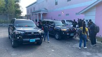 Para jurnalis sudah menunggu kedatangan terdakwa di depan gedung pengadilan. Foto: AFP via Getty Images/KRIS INGRAHAM
