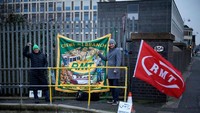 Para pekerja yang tergabung dalam serikat RMT berdemo menuntut kenaikan gaji. Foto: Getty Images/Christopher Furlong