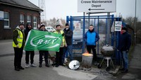 Para pekerja yang tergabung dalam serikat RMT berdemo di depan Stasiun Crewe, Inggris pada 13 Desember waktu setempat. Foto: Getty Images/Christopher Furlong