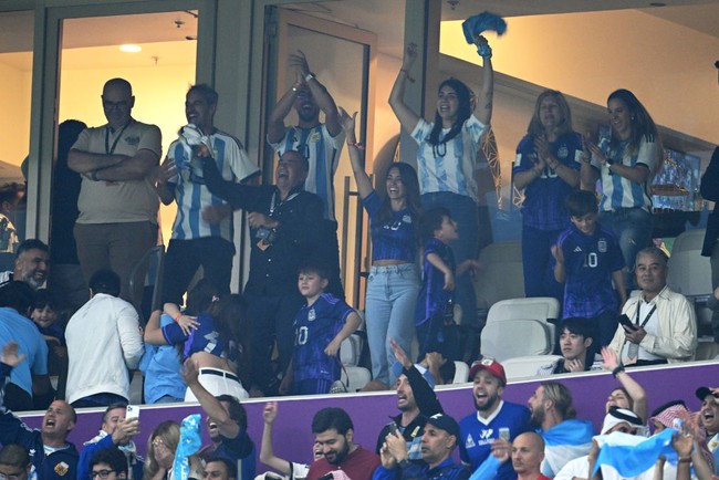 Menyambut kemenangan Lionel Messi dan timnya, Antonela ikut bersorak bersama pendukung lainnya. Ekspresi bahagia tampak jelas di wajah ibu dari Mateo, Tiago, dan Ciro itu. Foto: Getty Images/Alex Livesey - Danehouse