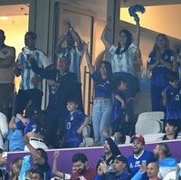 Menyambut kemenangan Lionel Messi dan timnya, Antonela ikut bersorak bersama pendukung lainnya. Ekspresi bahagia tampak jelas di wajah ibu dari Mateo, Tiago, dan Ciro itu. Foto: Getty Images/Alex Livesey - Danehouse
