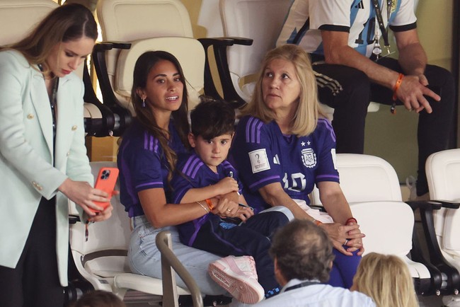 Membawa anak-anaknya untuk ikut serta menonton dan mendukung sang ayah, Lionel Messi, Antonela pun harus membagi perhatiannya dengan juga menjaga sang anak selama di sana. Foto: Getty Images/Alex Livesey - Danehouse