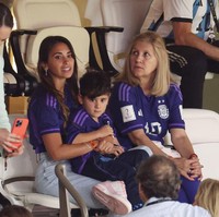 Membawa anak-anaknya untuk ikut serta menonton dan mendukung sang ayah, Lionel Messi, Antonela pun harus membagi perhatiannya dengan juga menjaga sang anak selama di sana. Foto: Getty Images/Alex Livesey - Danehouse