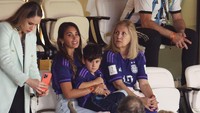 Selain para suporter pendukung Messi, Antonela juga membawa anak-anaknya memberi dukungan kepada Lionel Messi. Messi tampil impresif pada laga itu dengan mencetak satu gol dan satu asisst. (Foto: Getty Images/Alex Livesey - Danehouse)