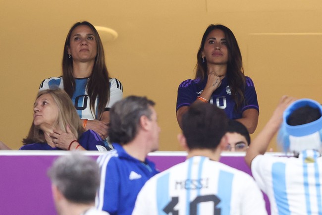 Antonela Roccuzzo tampak begitu serius menonton pertandingan sang suami bersama anak-anaknya dan para penonton lain di Lusail Stadium, Qatar. Foto: Getty Images/Alex Livesey - Danehouse