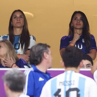 Antonela Roccuzzo tampak begitu serius menonton pertandingan sang suami bersama anak-anaknya dan para penonton lain di Lusail Stadium, Qatar. Foto: Getty Images/Alex Livesey - Danehouse