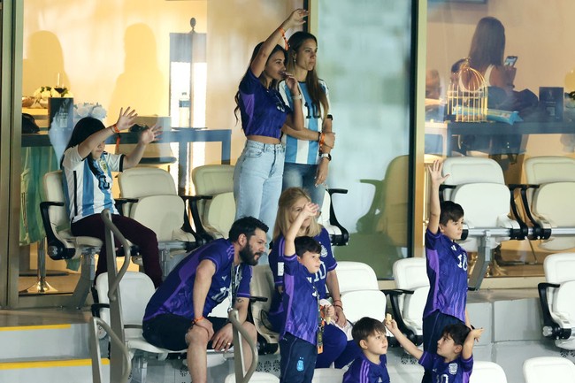 Dengan rambut panjang terurai, Antonela Roccuzzo tampil stylish mengenakan jersey crop top berwarna ungu. Jersey tersebut dipadukannya dengan celana jeans panjang. Foto: Getty Images/Alex Livesey - Danehouse