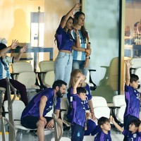 Dengan rambut panjang terurai, Antonela Roccuzzo tampil stylish mengenakan jersey crop top berwarna ungu. Jersey tersebut dipadukannya dengan celana jeans panjang. Foto: Getty Images/Alex Livesey - Danehouse