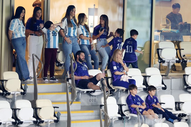 Antonela tampak duduk bersama para pendukung Messi lainnya. Mereka terlihat kompak mengenakan jersey dengan nomor 10 milik Messi. Foto: Getty Images/Alex Livesey - Danehouse