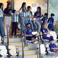Antonela tampak duduk bersama para pendukung Messi lainnya. Mereka terlihat kompak mengenakan jersey dengan nomor 10 milik Messi. Foto: Getty Images/Alex Livesey - Danehouse