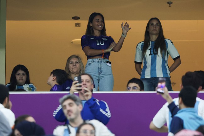 Kehadiran Antonela juga cukup mencuri atensi. Tampak beberapa penonton yang hadir menyapa dan memotretnya. Foto: Getty Images/Alex Livesey - Danehouse