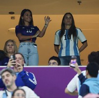 Kehadiran Antonela juga cukup mencuri atensi. Tampak beberapa penonton yang hadir menyapa dan memotretnya. Foto: Getty Images/Alex Livesey - Danehouse