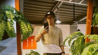 Gaya Abidzar kerap dinilai oleh banyak netizen. Bahkan, kerap dikritik karena dipandang tak sopan. Ini salah satu momennya berpose di kafe aesthetic bernama Pillion Coffee. Foto: Instagram @abidzar73 @_ummi_pipik_