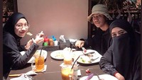 Abidzar juga sempat mengajak Adiba Khanza dan sang ibunda makan steak di sebuah restoran. Ketiganya tampak lezat menikmati steak yang empuk juicy itu. Foto: Instagram @abidzar73 @_ummi_pipik_