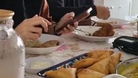 Pemeran Balada Si Roy ini juga membagikan momen makan siang bersama. Mereka tampak menikmati hidangan timur tengah, ada samosa yang mereka santap. Foto: Instagram @abidzar73 @_ummi_pipik_