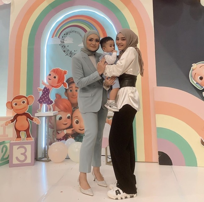 Tak lupa ketiganya juga berpose bersama. Terlihat Putri Delina yang menggendong Adzam berdiri di sebelah Nathalie Holscher. Foto: Instagram/@putridelinaa