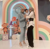 Tak lupa ketiganya juga berpose bersama. Terlihat Putri Delina yang menggendong Adzam berdiri di sebelah Nathalie Holscher. Foto: Instagram/@putridelinaa