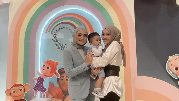 7 Momen Nathalie Holscher & Putri Delina Akur di Ultah Adzam, Sule Tak Hadir