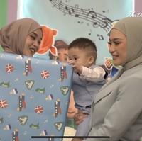 Tak datang dengan tangan kosong, Putri Delina juga membawa hadiah yang cukup besar untuk Adzam. Adzam yang melihatnya pun tampak tak sabar ingin langsung membuka kado pemberian Putri Delina. Foto: YouTube/Nathalie Holscher