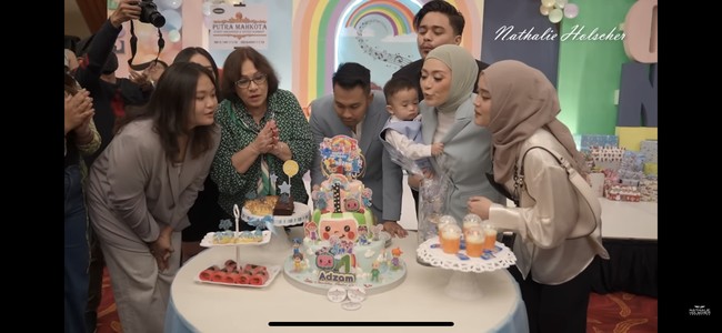 Di momen perayaan ulang tahun Adzam itu Putri Delina dan Nathalie Holscher tampak akrab. Putri Delina juga terlihat ikut menemani Adzam dan Nathalie saat sesi tiup lilin. Foto: YouTube/Nathalie Holscher