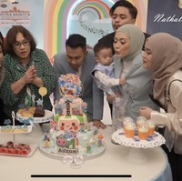 Di momen perayaan ulang tahun Adzam itu Putri Delina dan Nathalie Holscher tampak akrab. Putri Delina juga terlihat ikut menemani Adzam dan Nathalie saat sesi tiup lilin. Foto: YouTube/Nathalie Holscher