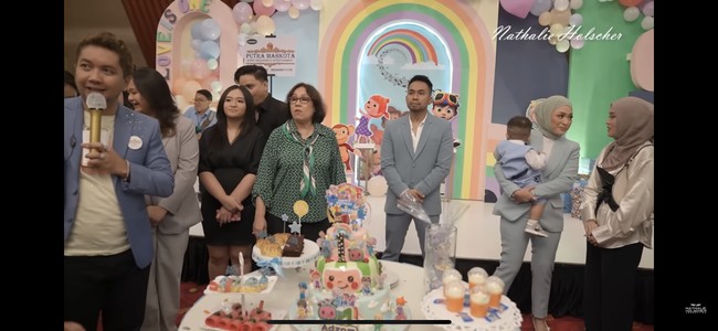 Sebelumnya hubungan antara Nathalie Holscher dan Putri Delina sempat dikabarkan retak karena adanya kesalah pahaman. Kini tampaknya keduanya sudah kembali akur. Foto: YouTube/Nathalie Holscher