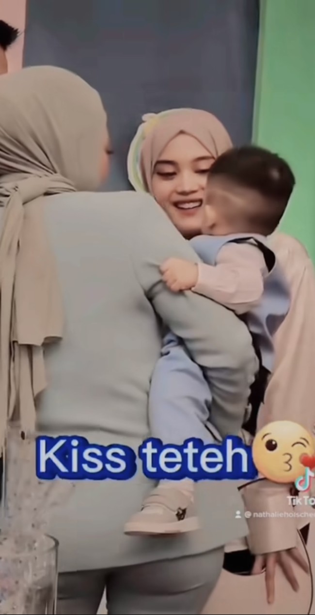 Seperti dalam momen yang satu ini, saat Nathalie Holscer yang tengah menggendong Adzam membiarkan sang anak mencium Putri Delina. Foto: Instagram/Nathalie Holscher