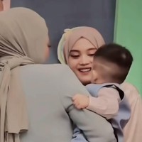 Seperti dalam momen yang satu ini, saat Nathalie Holscer yang tengah menggendong Adzam membiarkan sang anak mencium Putri Delina. Foto: Instagram/Nathalie Holscher