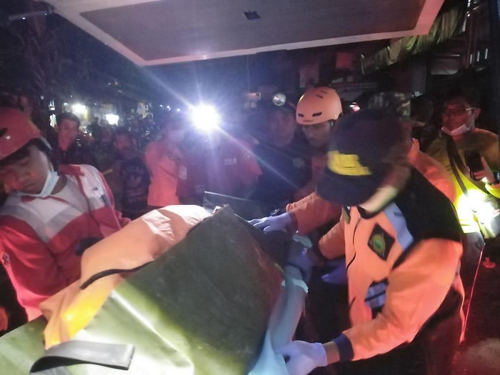 Anggota BPBD Purworejo dan TIM SAR mengevakuasi jasad korban tertimbun longsor di Desa Kalijambe, Kecamatan Bener, Purworejo, Rabu (14/12/2022) malam.