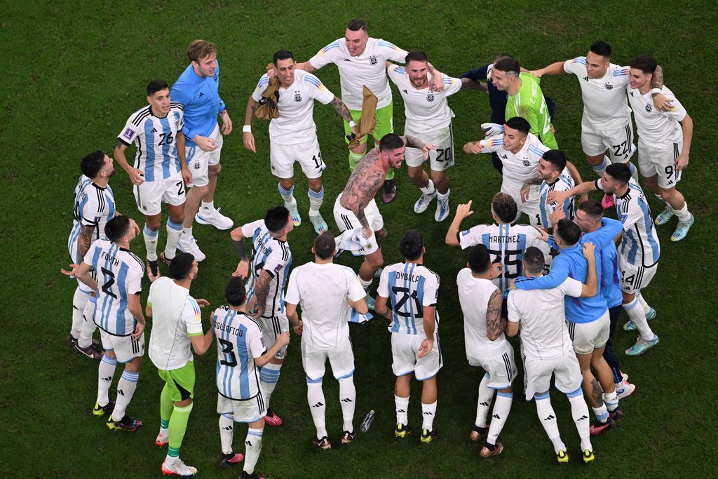 Argentina melangkah ke partai puncak Piala Dunia 2022 usai mengalahkan Kroasia 3-0 di semifinal. Ini menjadi final keenam sepanjang sejarah bagi Albiceleste. (AFP via Getty Images/KIRILL KUDRYAVTSEV)