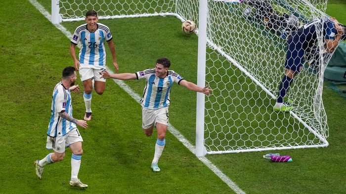 Argentinas Julian Alvarez, center, celebrates scoring his sides 2nd goal during the World Cup semifinal soccer match between Argentina and Croatia at the Lusail Stadium in Lusail, Qatar, Tuesday, Dec. 13, 2022. (AP Photo/Thanassis Stavrakis)