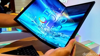 Ketika dilipat menyuguhkan layar 12,5 inch dengan rasio 3:2 dan resolusi 1920x1080 pixel. Foto: Adi Fida Rahman/detikINET