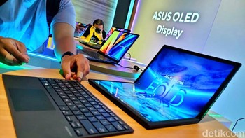 Asus juga memberikan perhatian khusus pada engsel layar lipat di Zenbook 17 Fold OLED. Engsel tersebut memiliki struktur khusus yang tidak hanya memudahkan penggunanya saat mengoperasikan Zenbook 17 Fold OLED, tetapi juga dirancang untuk dapat bertahan hingga 30.000 kali buka-tutup. Jika dilihat dari perspektif pengguna laptop yang biasanya hanya membuka dan menutup laptopnya selama enam kali dalam satu hari, maka engsel Zenbook 17 Fold OLED dapat bertahan hingga lebih dari sembilan tahun. Foto: Adi Fida Rahman/detikINET