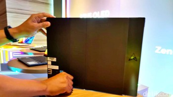 Zenbook 17 Fold OLED telah dilengkapi dengan kickstand atau penyangga khusus yang memungkinkan laptop ini untuk dapat digunakan seperti halnya PC desktop dengan layar 17,3-inci. Foto: Adi Fida Rahman/detikINET