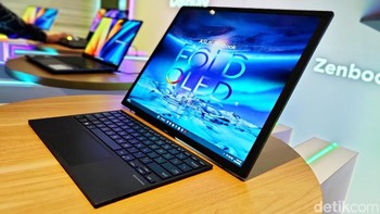 Asus melengkapi Zenbook 17 Fold OLED dengan prosesor Intel Core i7 U-series generasi ke-12. Kinerjanya didukung oleh RAM hingga 16GB dan SSD hingga 1TB. Foto: Adi Fida Rahman/detikINET