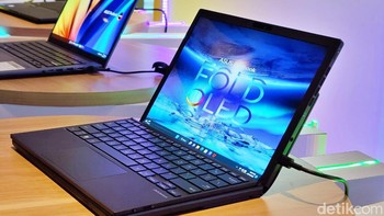 Zenbook 17 Fold OLED dengan keyboard ErgoSense Bluetooth yang telah dirancang khusus sebagai perangkat kontrol utama untuk laptop ini. Keyboard yang menggunakan koneksi nirkabel melalui teknologi Bluetooth tersebut dapat digunakan secara terpisah dengan mode layar 17,3-inci, atau ditempelkan di atas layar Zenbook 17 Fold OLED sehingga memungkinkan penggunanya untuk menggunakan Zenbook 17 Fold OLED sebagai laptop 12,5-inci yang ringkas. Foto: Adi Fida Rahman/detikINET