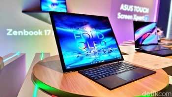 Asus Zenbook 17 Fold OLED mengusung layar 17,3 inch dengan rasio 4:3 dan resolusi 2,5K. Foto: Adi Fida Rahman/detikINET
