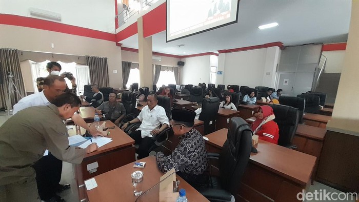 Audiensi pengusaha tempat hiburan malam di DPRD Pangandaran.
