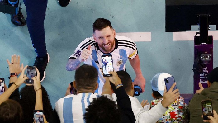 Soccer Football - FIFA World Cup Qatar 2022 - Semi Final - Argentina v Croatia - Lusail Stadium, Lusail, Qatar - December 13, 2022
Argentinas Lionel Messi celebrates with fans after the match REUTERS/Peter Cziborra