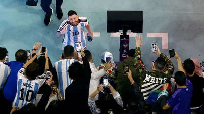 Bahagia! Senyum Messi Lebar Banget!