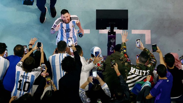 Bahagia! Senyum Messi Lebar Banget!