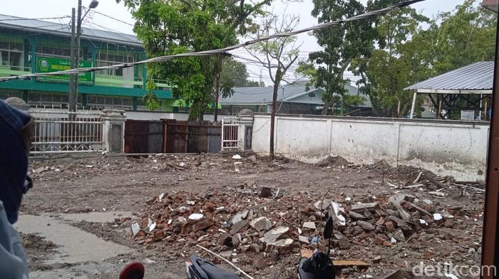 Bangunan Kejari Medan yang roboh sudah rata dengan tanah (Farid Achyadi/detikSumut)