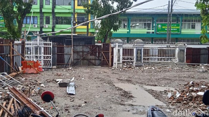 Bangunan Kejari Medan yang roboh sudah rata dengan tanah (Farid Achyadi/detikSumut)
