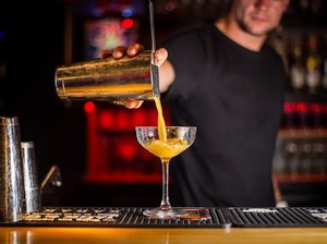 Bartender Adalah: Tugas dan Skills yang Wajib Dimiliki