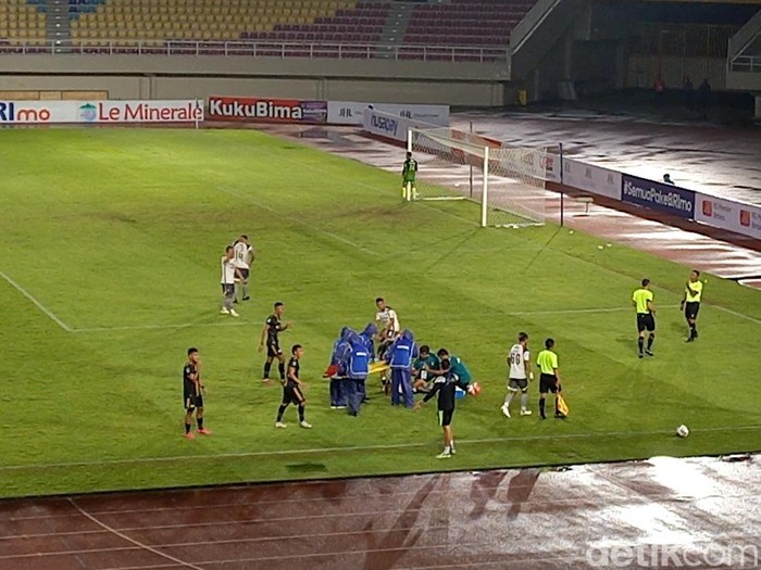 Bek sayap Persib Bandung, Zalnando, mengalami cedera saat melawan Dewa United di Stadion Manahan Solo, Rabu (14/12/2022) malam.