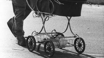  Seorang bayi ditemukan selama pembersihan kecelakaan di Chernobyl, didorong dalam kereta oleh seorang Likuidator, 1986 Foto: Boredpanda