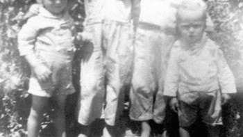 Ada penampakan muka di bagian belakang foto. Foto: Boredpanda