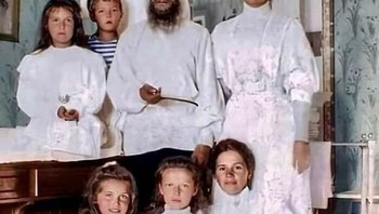 Foto Berwarna Rasputin Bersama Tsarina Alexandra Fyodorovna, anak-anak dan perawatnya, 1908 Foto: Boredpanda