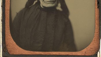 Foto lama ini ditemukan di tembok loteng, kira-kira reaksi kamu bagaimana? Foto: Boredpanda