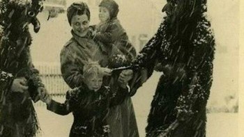 Pada Pesta St. Nicholas Di Kota Bad Mitterndorf, Austria. St Nicholas Parade Melalui Desa Dengan Kuda Putih Diikuti Oleh Krampus, Yang Mengingatkan Anak-Anak Untuk Menjadi Baik. Namun tampilannya bikin anak-anak takut. Foto: Boredpanda